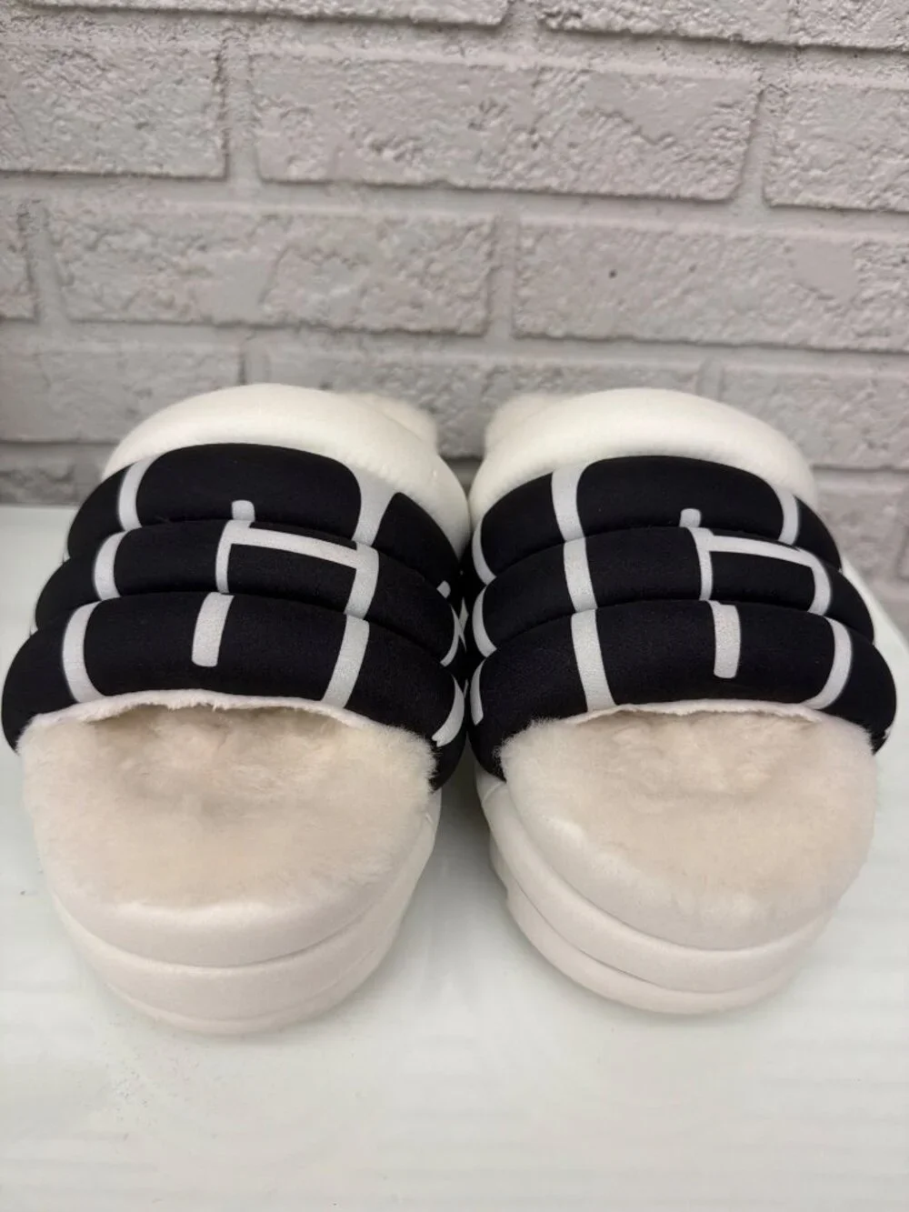 Ugg Women’s Maxi Logo Quilted Puff Platform Slides Size 9